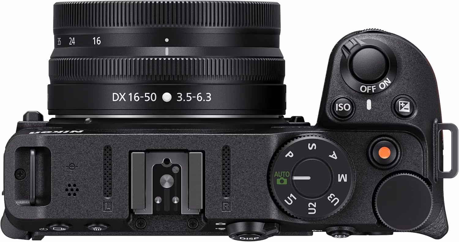 Vue de face du Nikon Z30 avec objectif compact sur fond neutre